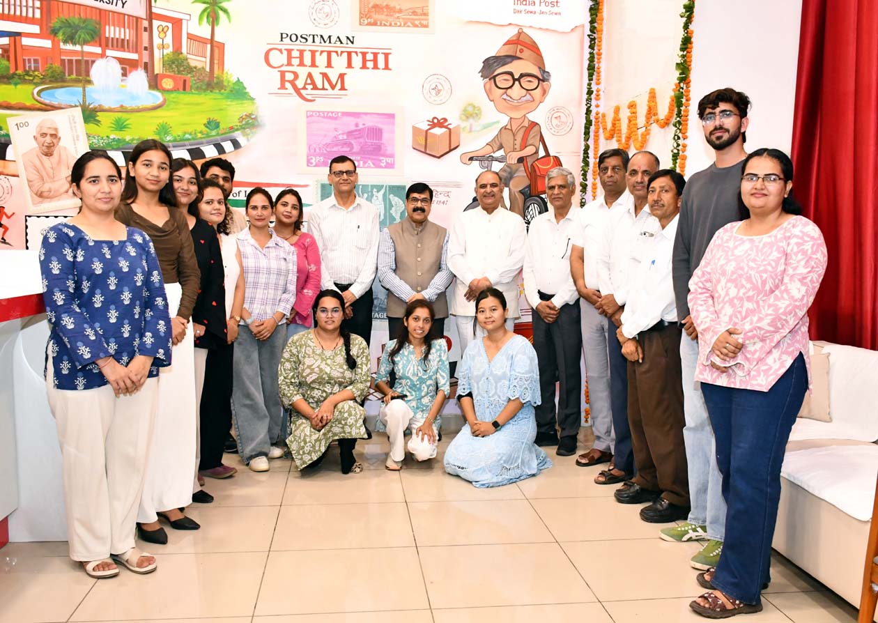 कार्यक्रम में सम्मानित हुए विद्यार्थियों के साथ कुलपति प्रो. बलदेव राज कम्बोज।