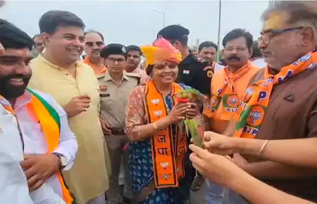 नारनौल आगमन पर भाजपा प्रदेश अध्यक्ष अर्चना गुप्ता का स्वागत करते हुए कार्यकर्ता।