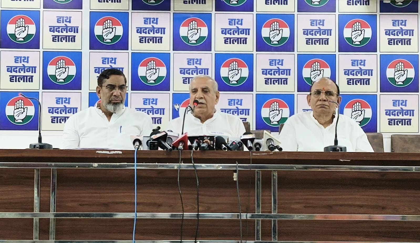 हरियाणा से कांग्रेस विधायक चंडीगढ़ में पत्रकारों से बातचीत करते हुए