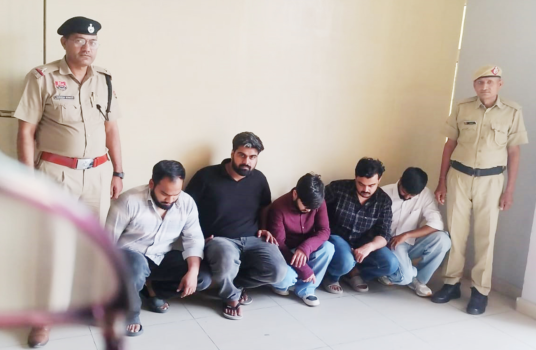 गुरुग्राम के सेक्टर-71 की सोसायटी में कहासुनी के दौरान सिविल इंजीनियर से मारपीट करने के आरोपी पुलिस हिरासत में।