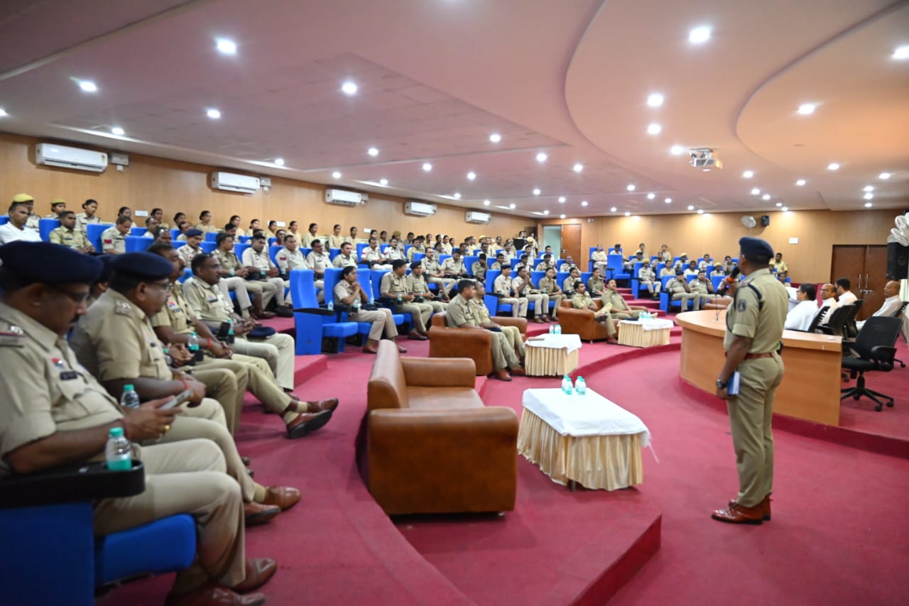 कलेक्टोरेट सभागार में तनाव प्रबंधन कार्यशाला आयोजित, पुलिस-प्रशासन के 200 से अधिक अधिकारी-कर्मियों ने लिया हिस्सा कलेक्टोरेट सभागार में तनाव प्रबंधन कार्यशाला आयोजित, पुलिस-प्रशासन के 200 से अधिक अधिकारी-कर्मियों ने लिया हिस्सा