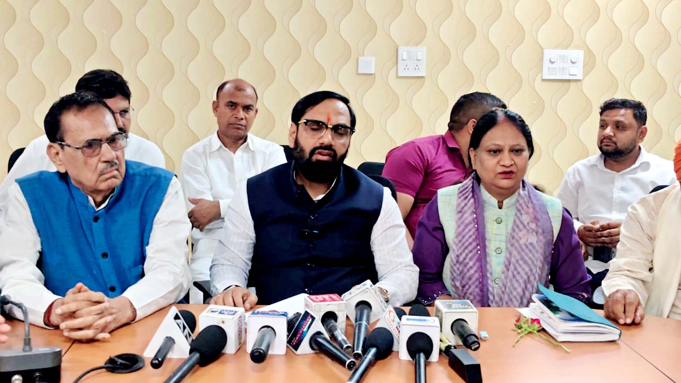पत्रकारों से बातचीत करते हुए विधायक देवेंद्र अत्री।