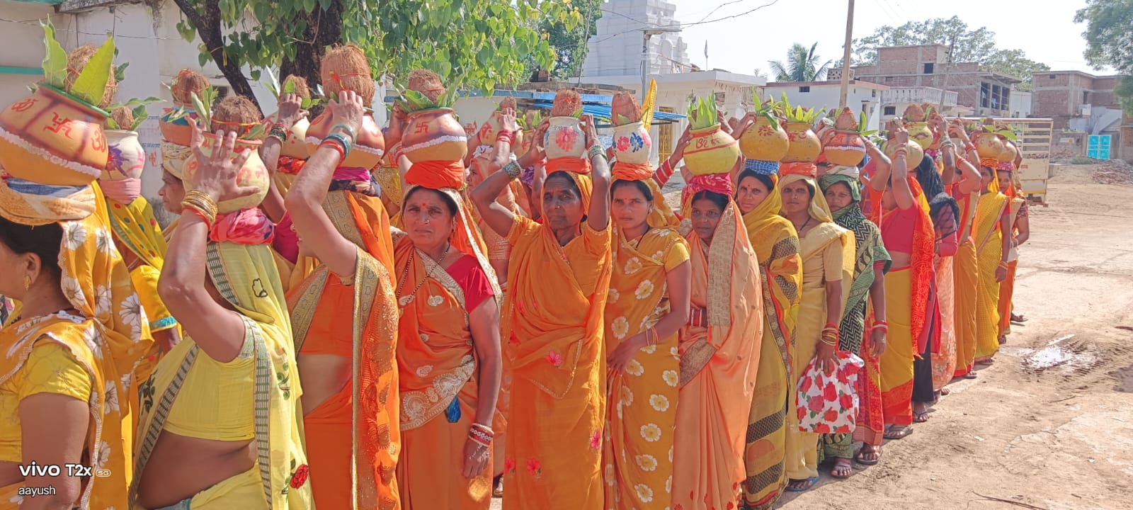 कलश यात्रा में शामिल महिलाएं।