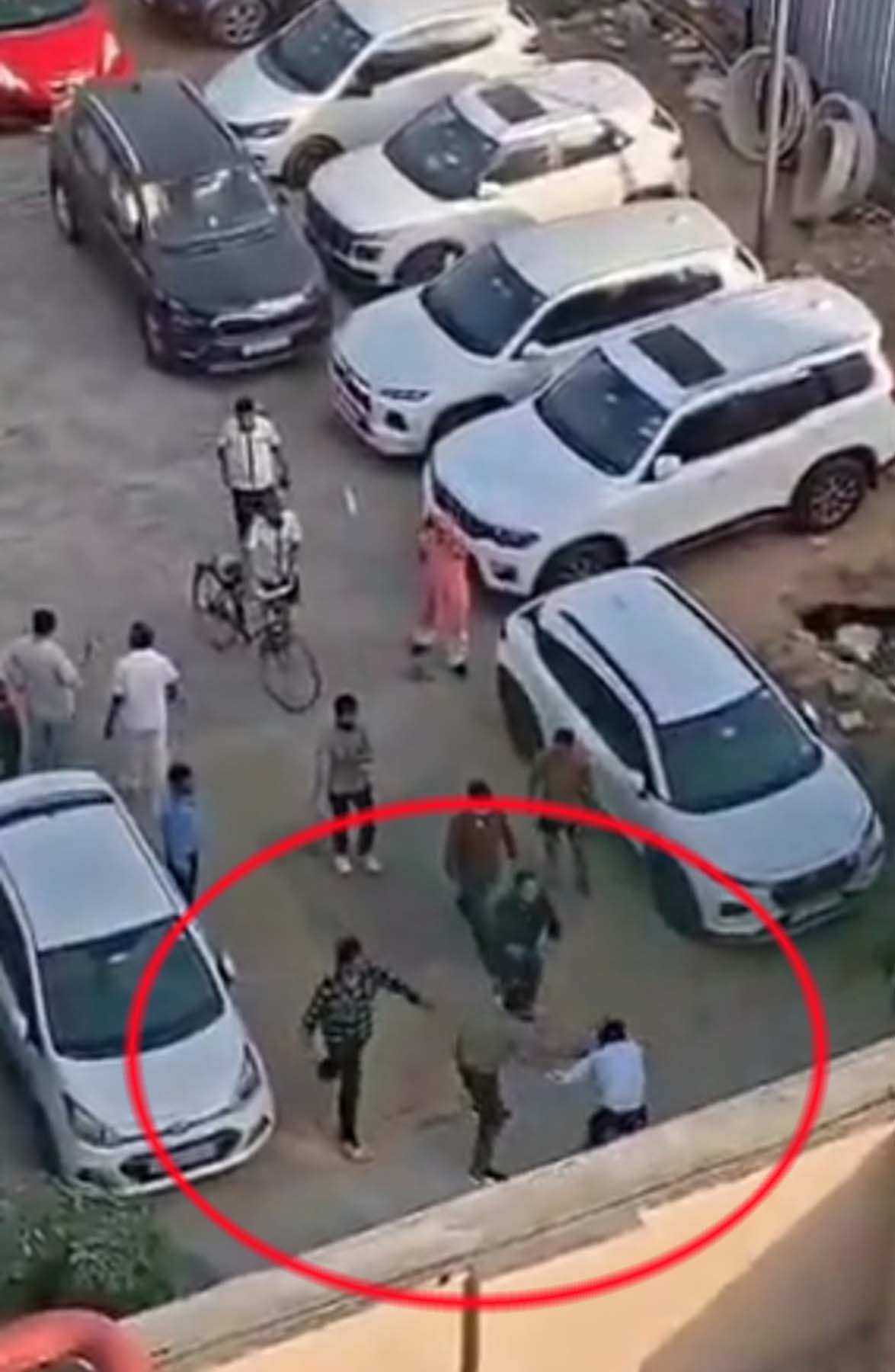 गुरुग्राम के सेक्टर-71 की सोसायटी में कहासुनी के दौरान सिविल इंजीनियर से मारपीट करते थार कार सवार युवक।