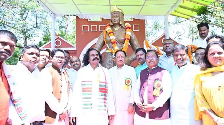मुख्यमंत्री साय रानी दुर्गावती के बलिदान दिवस पर उनकी प्रतिमा पर माल्यार्पण करते हुए