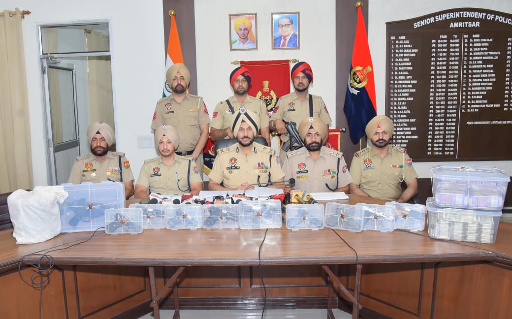अमृतसर के पुलिस आयुक्त गिरफ्तार आरोपियों के बारे में जानकारी देते हुए
