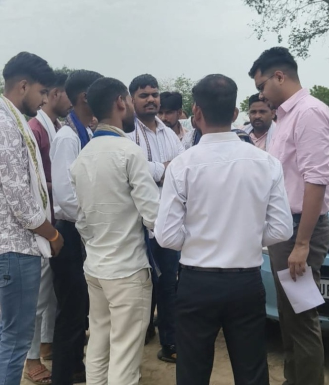घटना स्थल पर एकत्रित भीड़