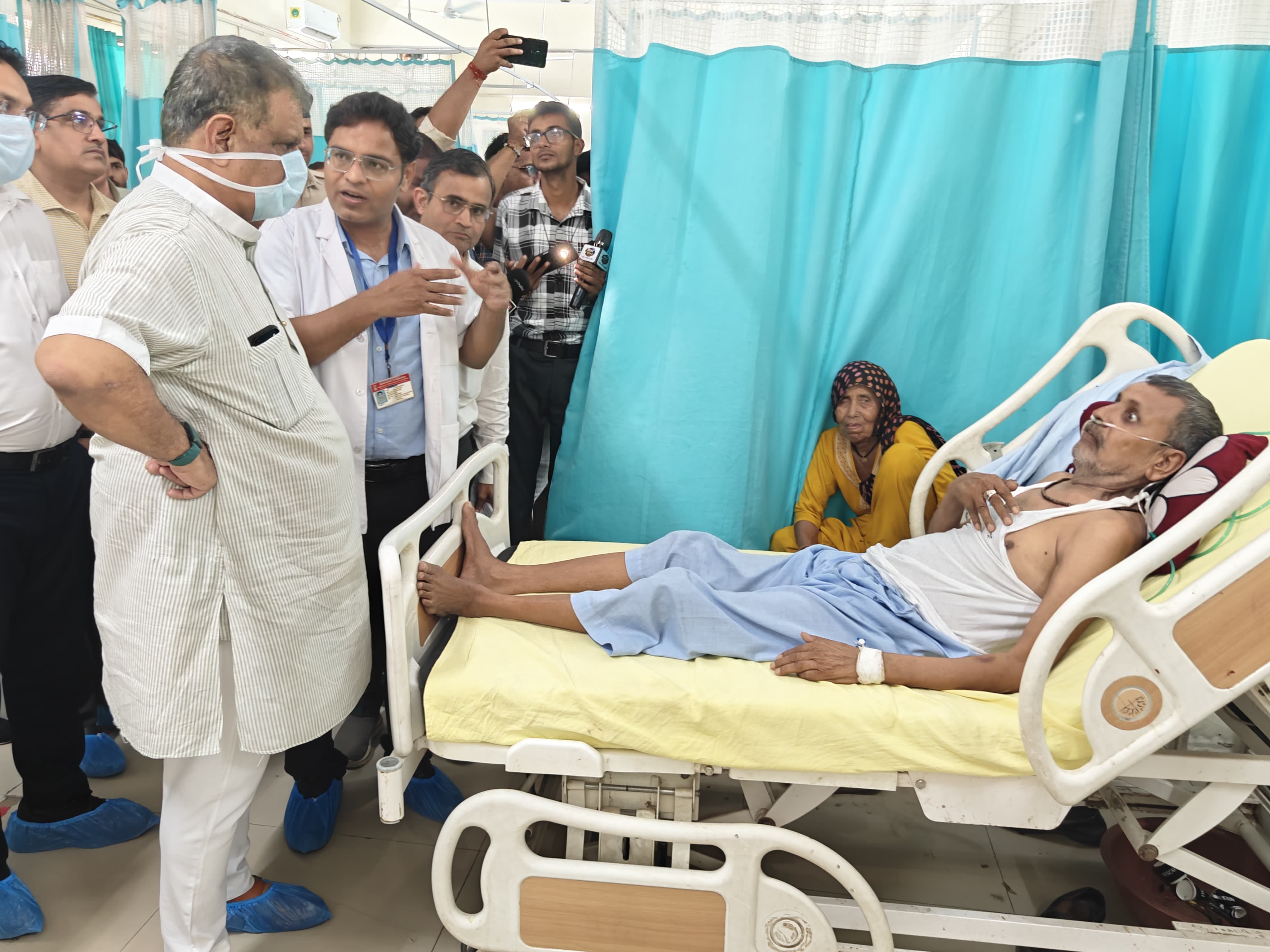 अलवर. चिकित्सा मंत्री ने किया मरीजों से संवाद।