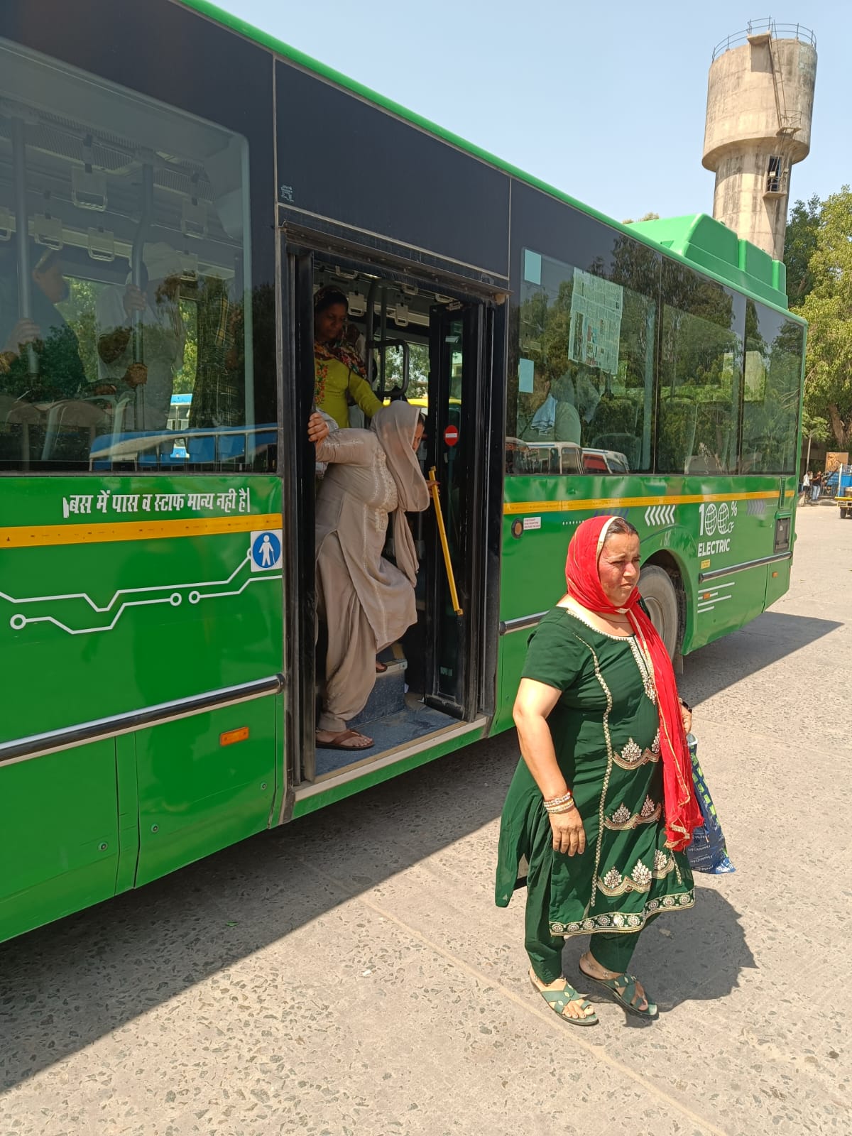 यात्रा के बाद सिटी बस से उतरते यात्री।