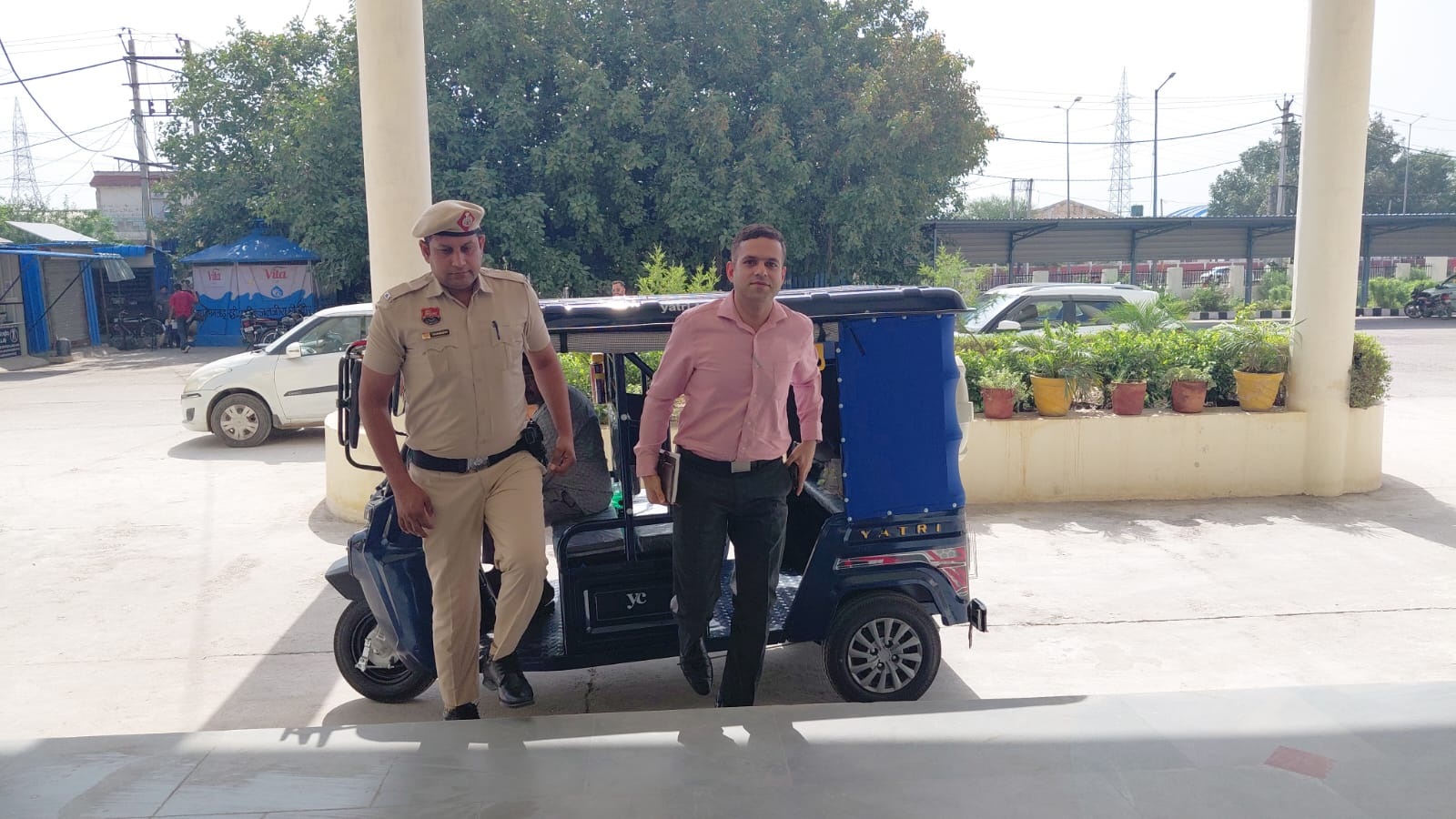 ई रिक्शा से अपने कार्यालय आए एसडीए रमित यादव।