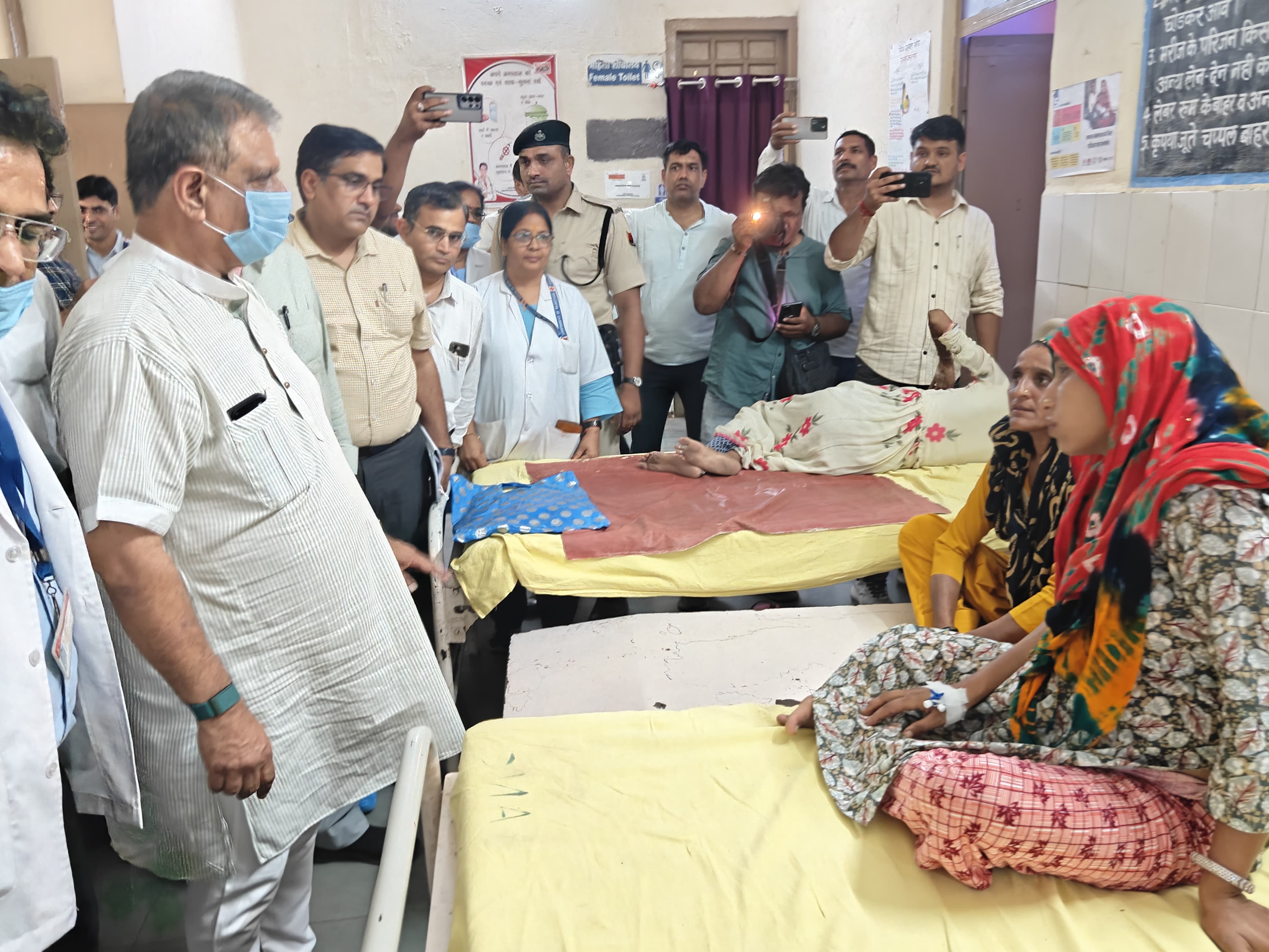 अलवर. चिकित्सा मंत्री ने किया मरीजों से संवाद।