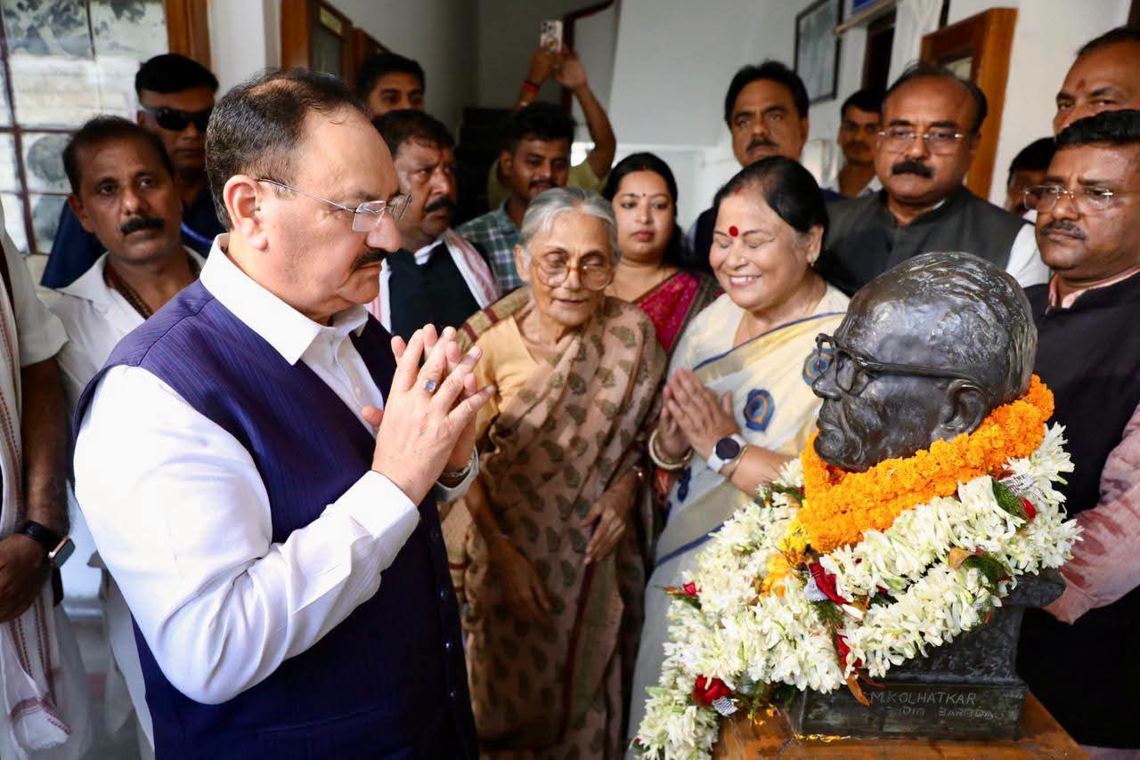 लोकनायक जयप्रकाश नारायण की प्रतिमा पर माल्यार्पण