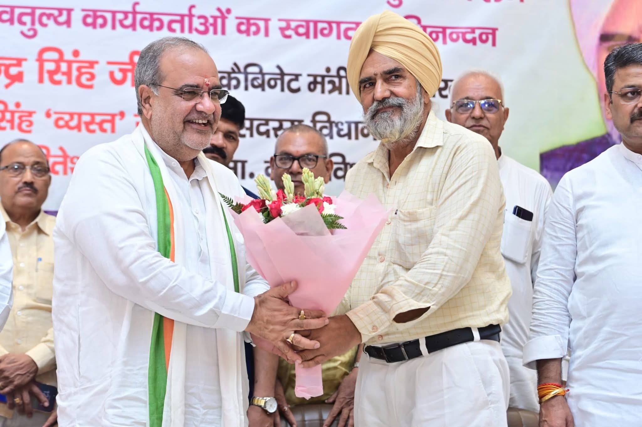 मुरादाबाद में आयोजित प्रबंधक/शिक्षक सम्मेलन में  कैबिनेट मंत्री चौधरी भूपेंद्र सिंह को बुकें देते एमएलसी प्रत्याशी डॉ हरि सिंह ढिल्लो।