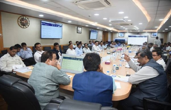 राष्ट्रीय राजमार्ग परियोजनाओं की रखरखाव और प्रगति की समीक्षा बैठक में नितिन गडकरी और अन्य