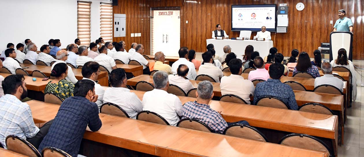 कार्यक्रम को संबोधित करते मुख्य अतिथि।