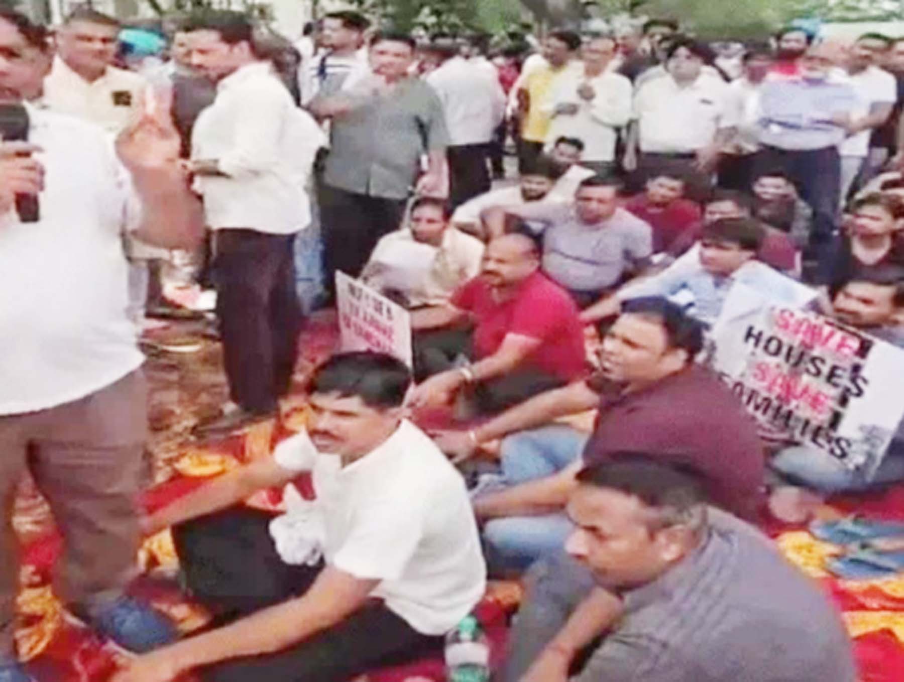 गुरुग्राम के डीएलएफ फेज-3 में तोडफ़ोड़ के विरोध में महापंचायत में मौजूद लोग।
