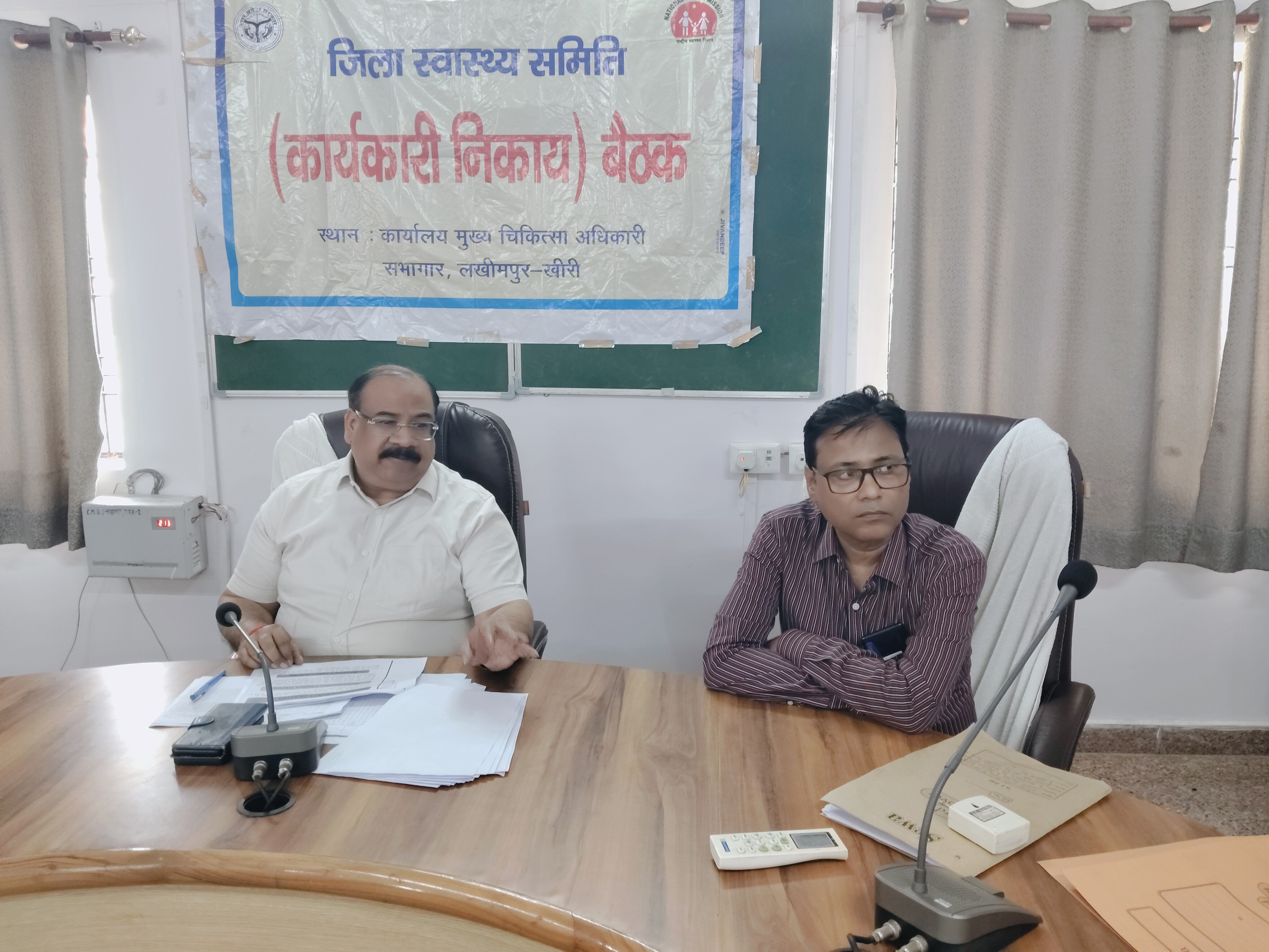 दिशा निर्देश देते सीएमओ डॉ संतोष गुप्ता