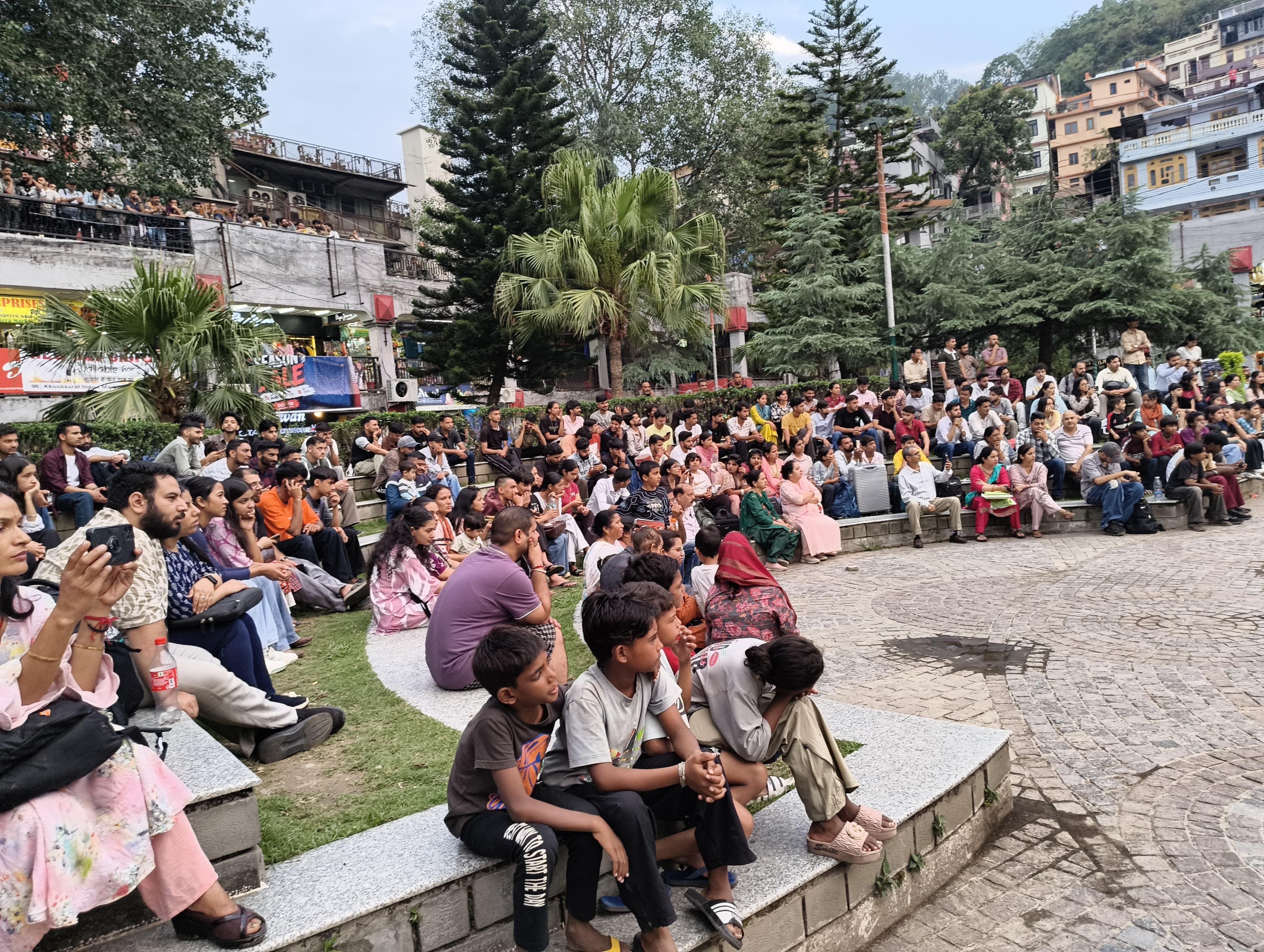उपस्थित दर्शक।