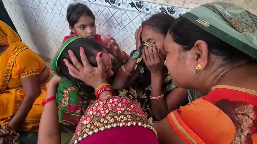 महिला की मौत पर रोते बिलखते परिजन