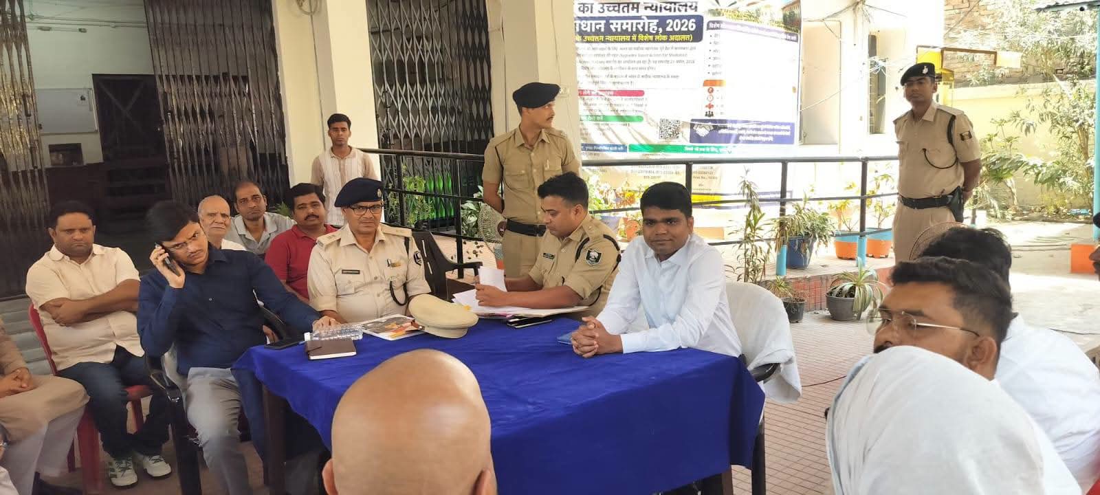 शांति समिति की बैठक करते डीएम एवं एसपी