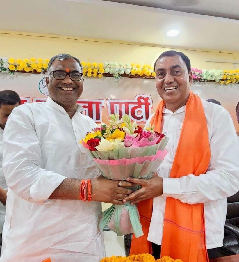 श्यामा प्रसाद मुखर्जी के बलिदान दिवस पर आयोजित कार्यक्रम में उपस्थित मुख्य अतिथि राज्यमंत्री स्वतंत्र प्रभार गिरीश चंद्र यादव क्षेत्रीय अध्यक्ष को स्वागत करते हुए