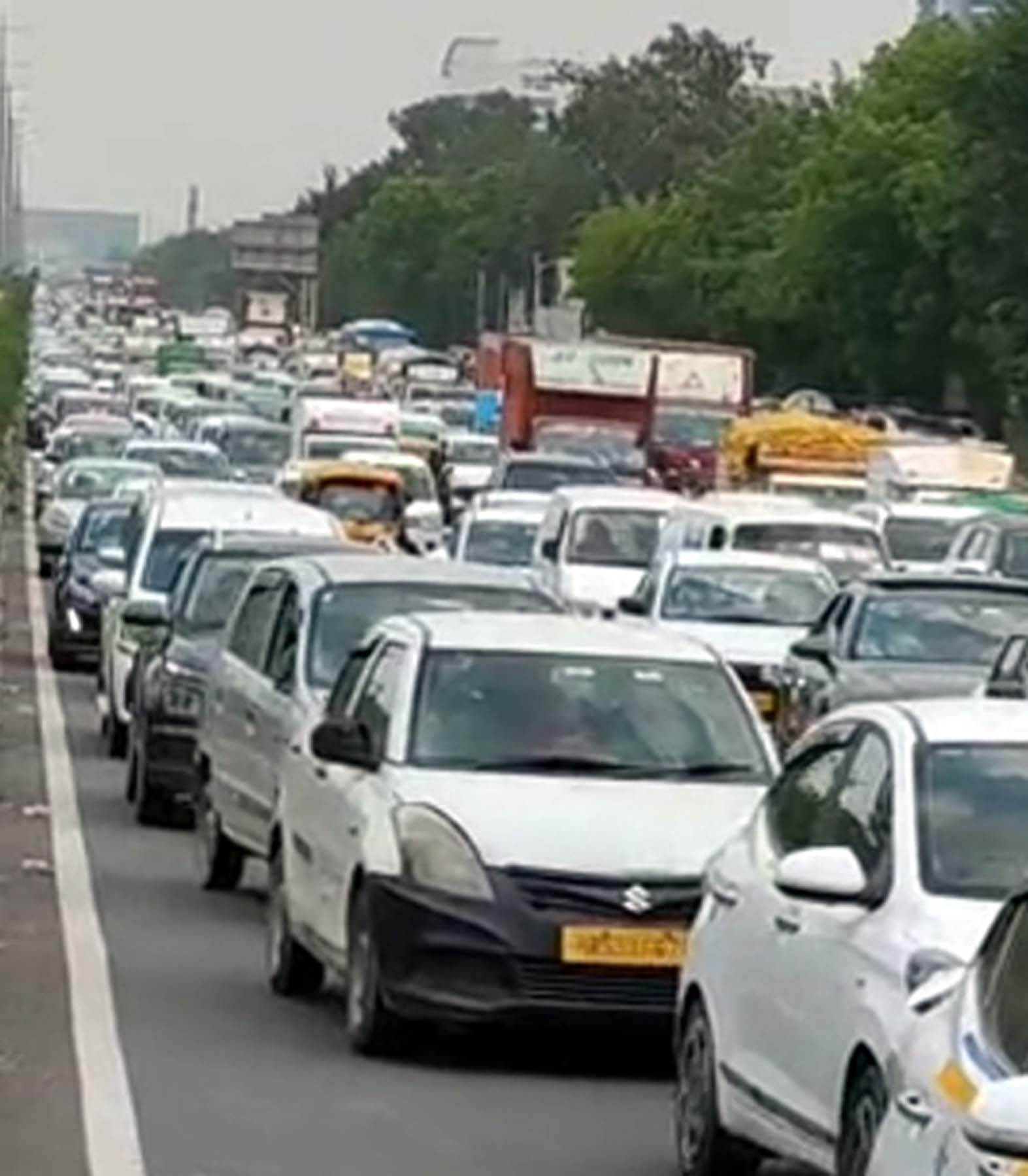 गुरुग्राम में जयपुर हाइवे पर लगा जाम।