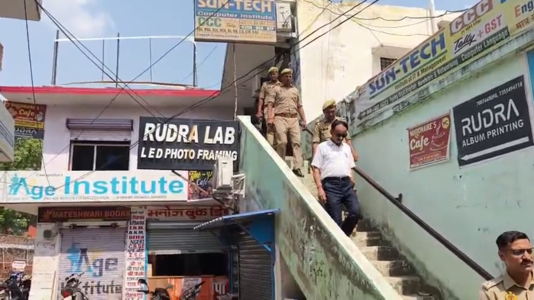 कोचिंग संस्थानों को चेकिंग करते हुए सिटी मजिस्ट्रेट इंद्र नंदन सिंह और सहायक पुलिस अधीक्षक गोल्डी गुप्ता