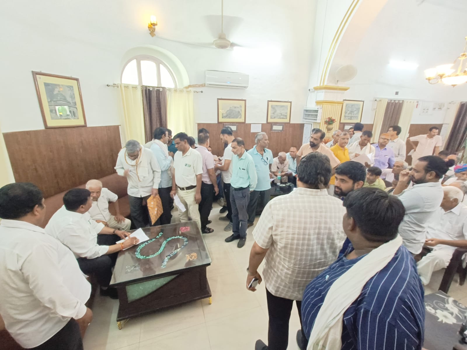 अलवर. जनसुनवाई करते वन मंत्री।