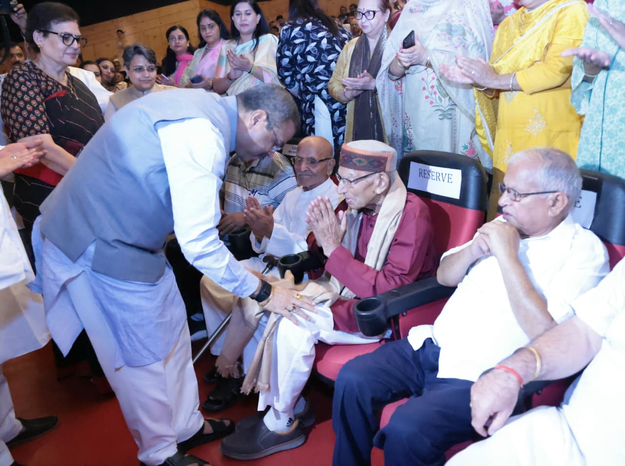 केंद्रीय मंत्री धर्मेंद्र प्रधान आपातकाल के दौरान जेल जाने वालों को सम्मानित करते हुए