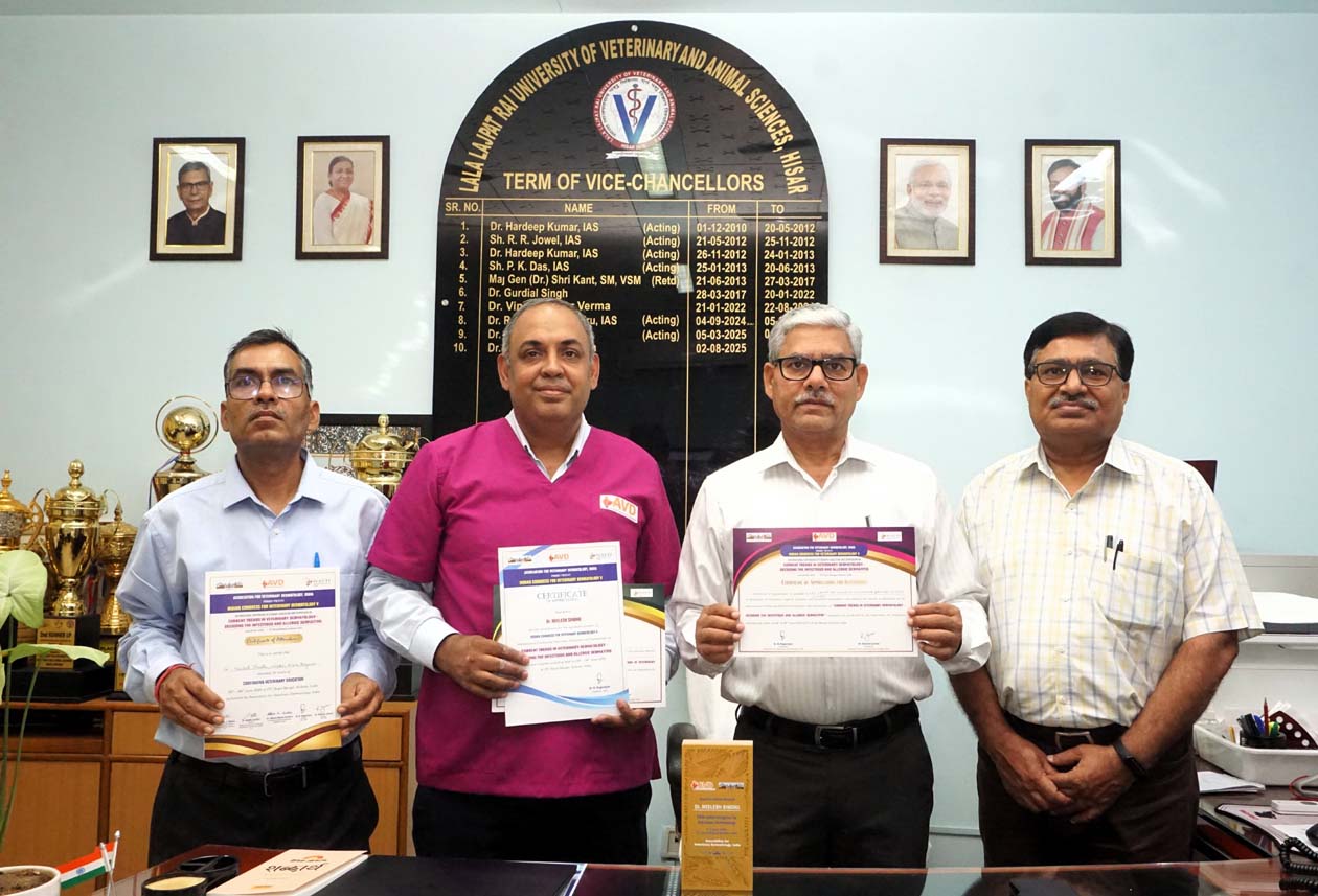 डॉ. नीलेश सिंधु को बधाई देते कुलपति प्रो. विनोद कुमार वर्मा।