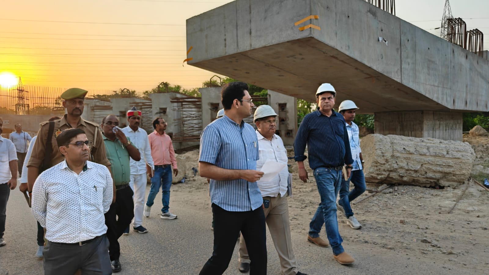 जिलाधिकारी सैमुअल पाल एन सेतु निर्माण का निरीक्षण करते हुए