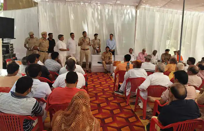 व्यापारियों से बातचीत करते हुए पुलिस अधीक्षक दीपक।