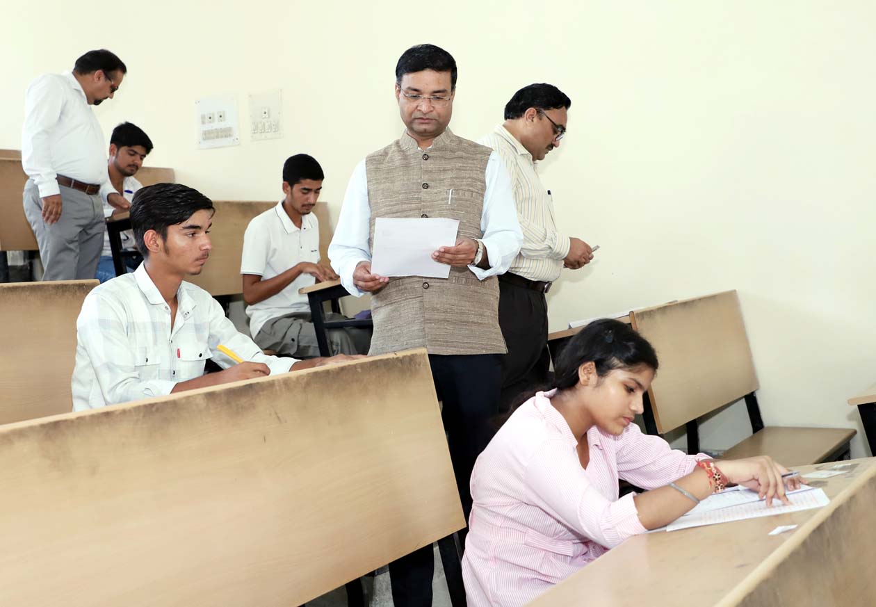 प्रवेश परीक्षा का निरीक्षण करते कुलसचिव डॉ. विजय कुमार।
