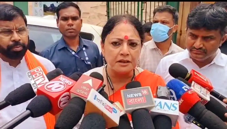 पत्रकारों से बात करती मंत्री