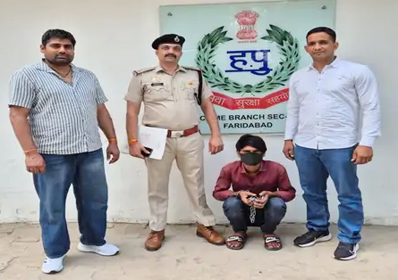 थाना धौज पुलिस की गिरफ्त में आरोपी पति ताहिर हुसैन।