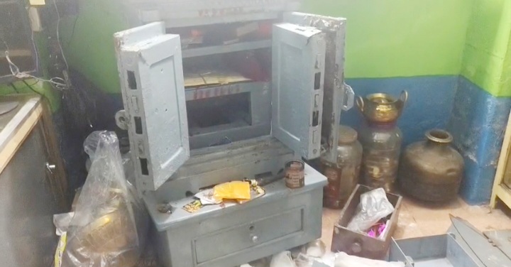 दुकान की तिजोरी में हुई चोरी