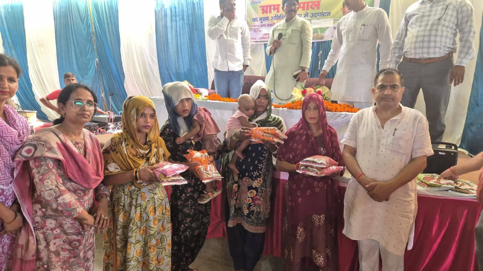 मुरादाबाद के विकास खंड मूंढापांडे के ग्राम गणेशघाट में आयोजित ग्राम चौपाल महिलाओं के साथ कुंदरकी विधायक ठाकुर रामवीर सिंह।