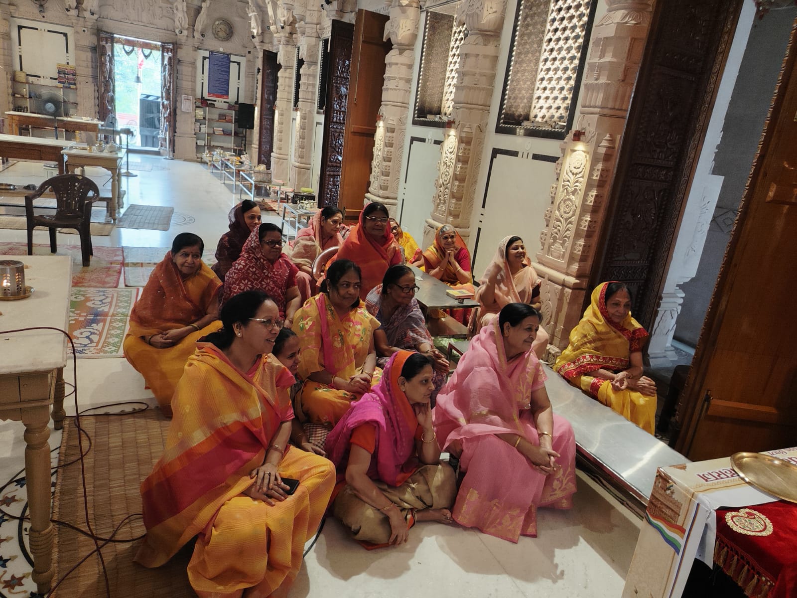 जिनालय में मौजूद जैन समाज की महिलाएं