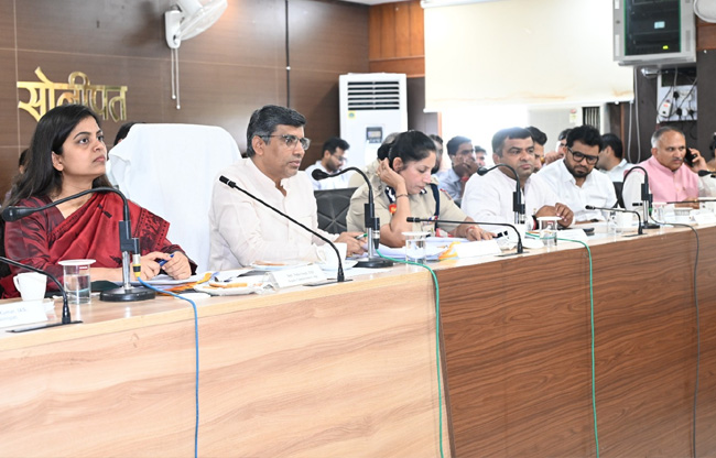 सोनीपत: शिक्षा मंत्री महिपाल ढांडा जिला   परिवाद एवं कष्ट निवारण समिति में सुनवाई करते हुए
