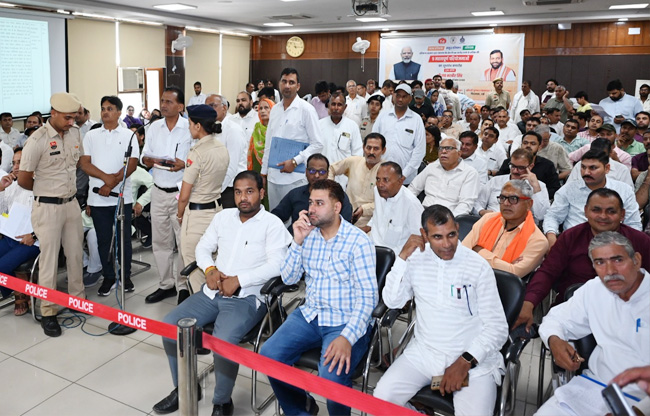 सोनीपत: जिला परिवाद एवं कष्ट निवारण समिति  में आए हुए लोग