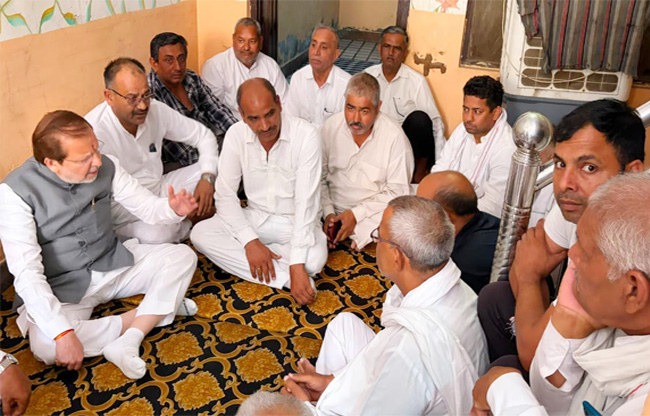 सोनीपत: सहकारिता मंत्री डॉ. अरविंद शर्मा  महीपुर में दिवंगत भविष्य शर्मा के परिजनों को सांत्वना देते हुए ।