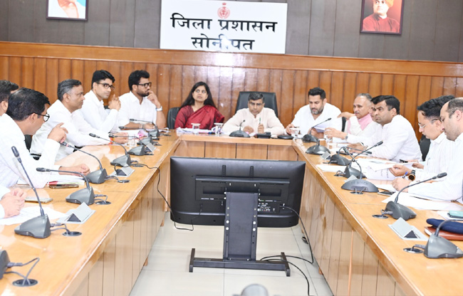 सोनीपत: शिक्षा मंत्री महिपाल ढांडा जिला         विकास एवं निगरानी समिति में निर्देश देते हुए