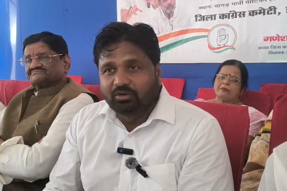 प्रेस वार्ता को सम्बोधित करते विधायक घोघरा