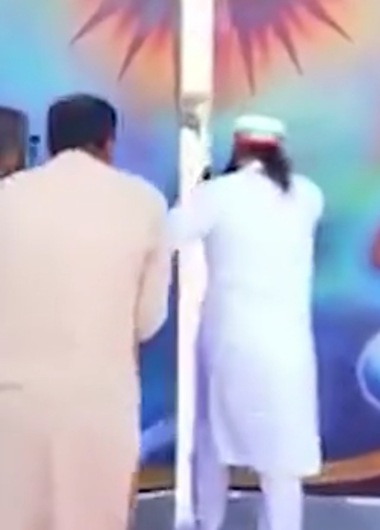 नवीनीकृत डेरा द्वार का उद्घाटन करते राम रहीम।