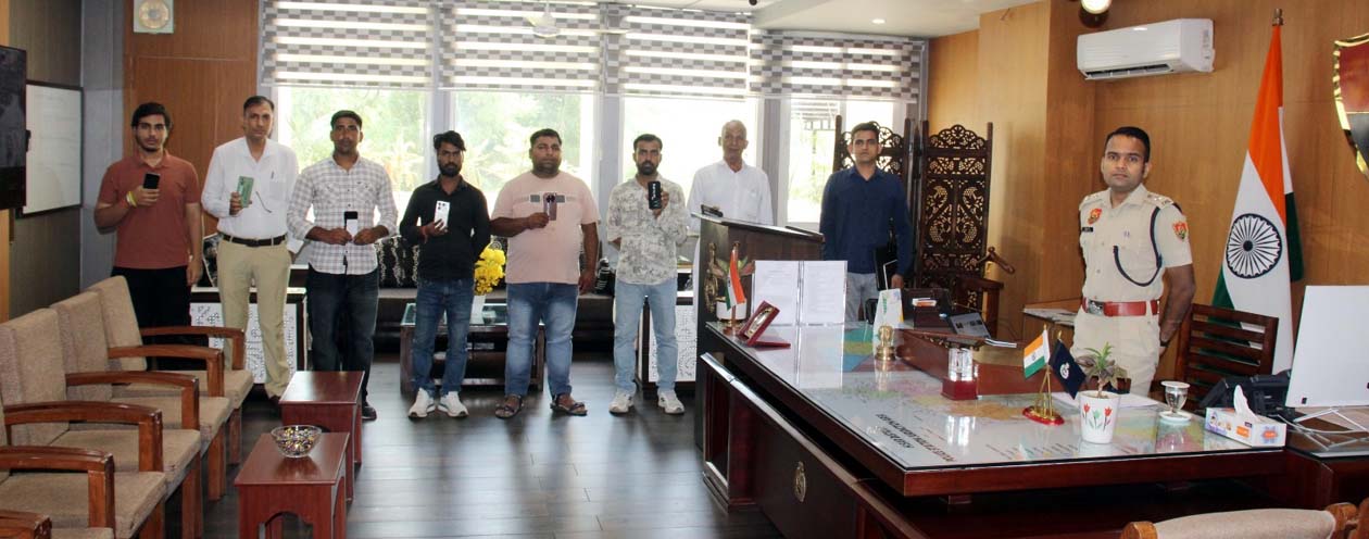 बरामद किए गए फोन मालिकों को सौंपते पुलिस अधीक्षक सिद्धांत जैन।