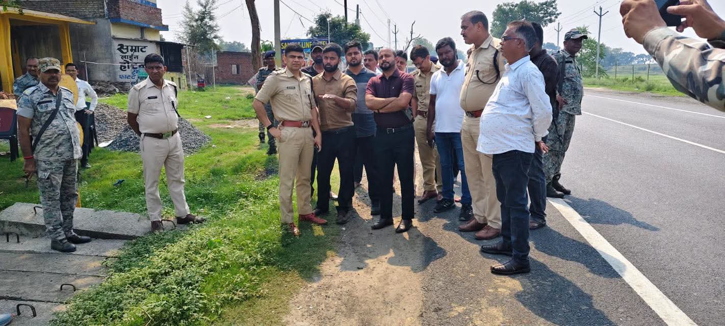 निरीक्षण करते अधिकारी