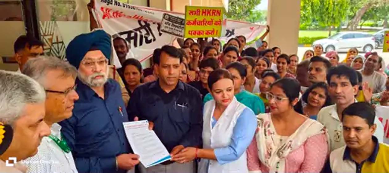 अग्रोहा मेडिकल कालेज में ज्ञापन सौंपते प्रदर्शनकारी कर्मचारी।