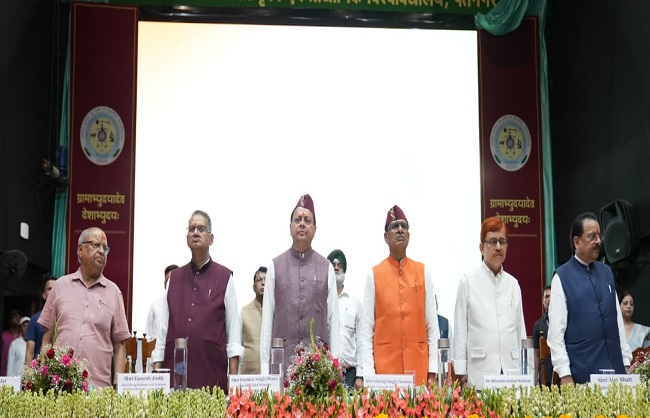 पंतनगर विश्वविद्यालय में आयोजित दो दिवसीय पूर्व छात्र सम्मेलन कार्यक्रम  में  केंद्रीय मंत्री शिवराज सिंह चौहान, मुख्यमंत्री पुष्कर सिंह धामी सहित अन्य।