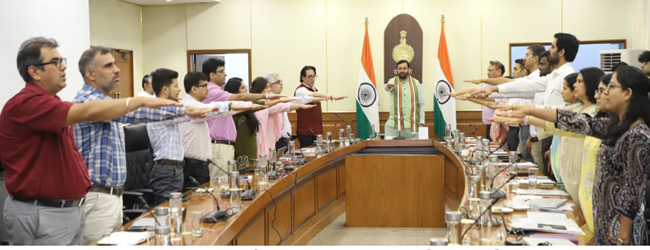 हरियाणा के मुख्यमंत्री नायब सिंह सैनी अधिकारियों को शपथ  दिलवाते हुए