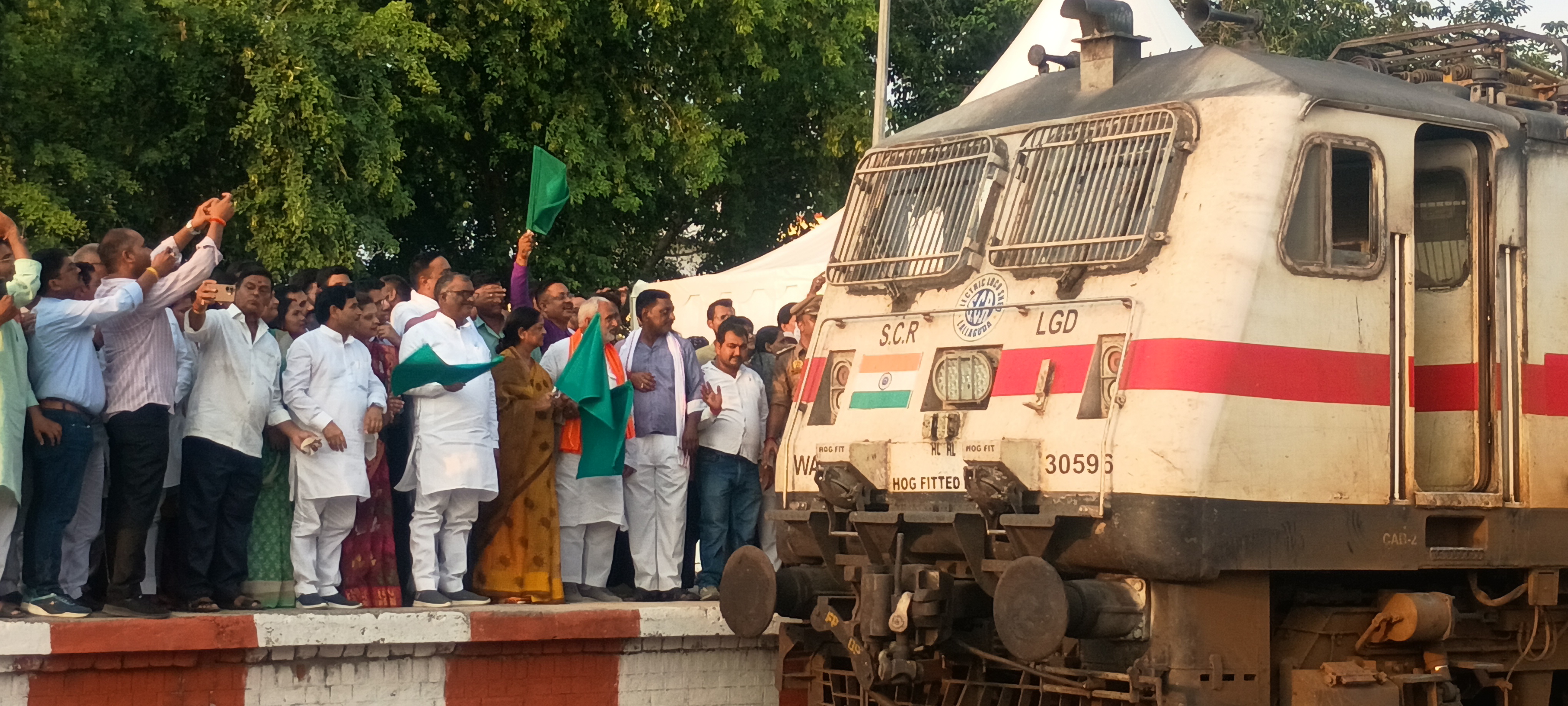 राज्य मंत्री गिरीश चंद्र यादव पटना कोटा एक्सप्रेस ट्रेन को हरी झंडी दिखाकर रवाना करते हुए